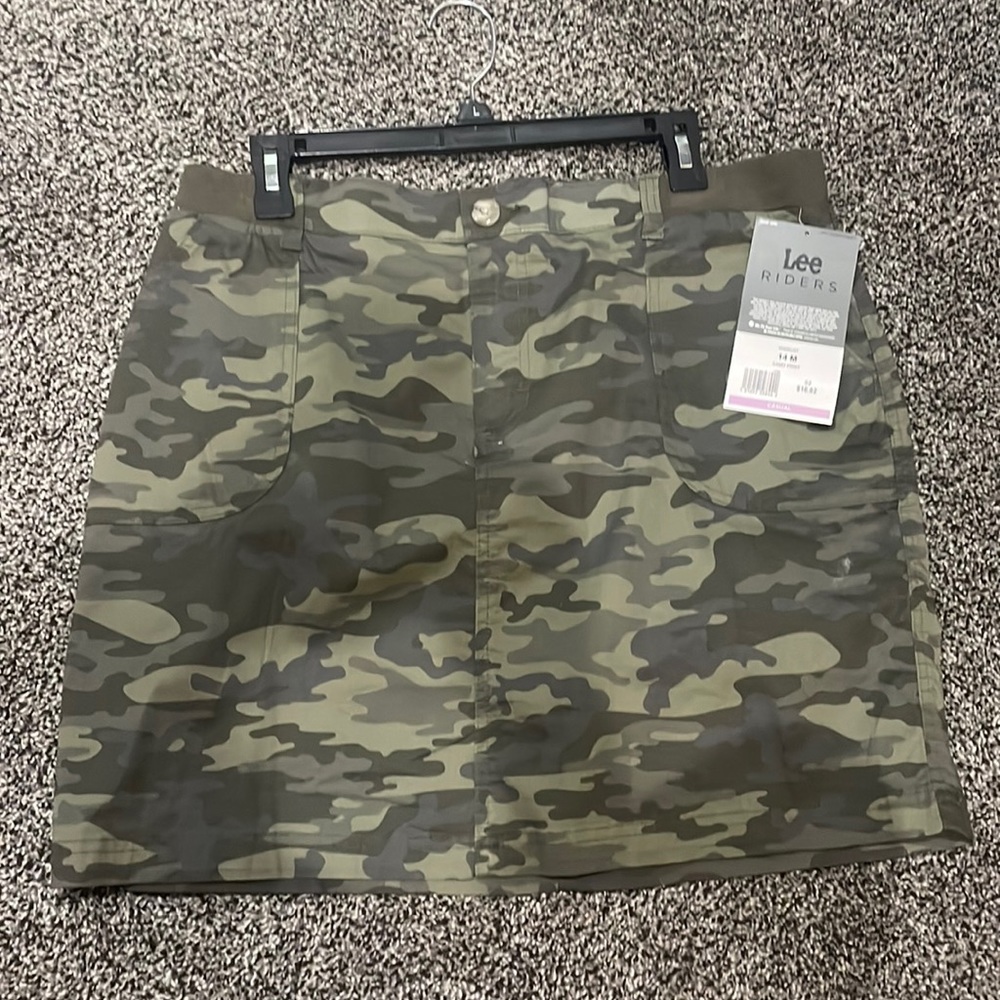 17” stretch waist band, 18” in length